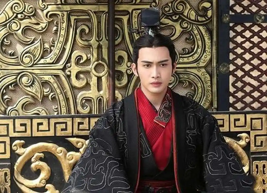 赵高为了除掉蒙氏兄弟,他找了几个朝中的文官,拿出早已搜罗好的伪证