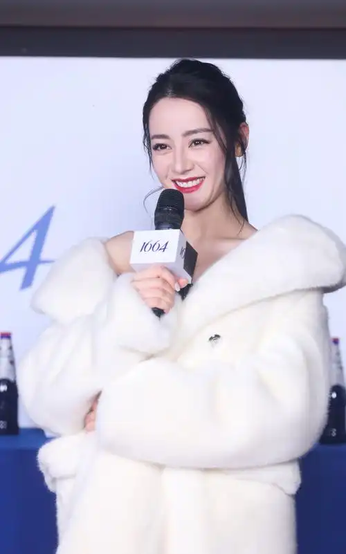 人间富贵花!热巴活动生图能打 秀锁骨美貌太养眼