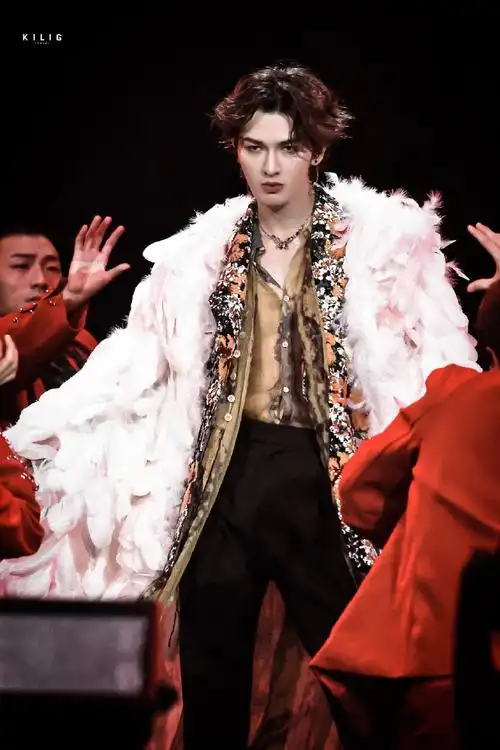 朱正廷曲江演唱会##朱正廷金色长纱舞台