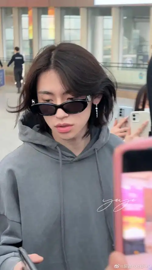 好看呀,他平时自己vlog里面的,出现在其他人手机镜头里面的,素颜也好