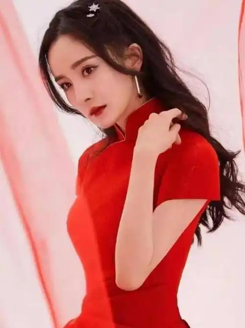 杨幂春晚红色亮片旗袍高清美照曝光,玲珑婀娜完美亮相!