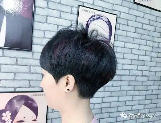 春天流行"推后边"超短发