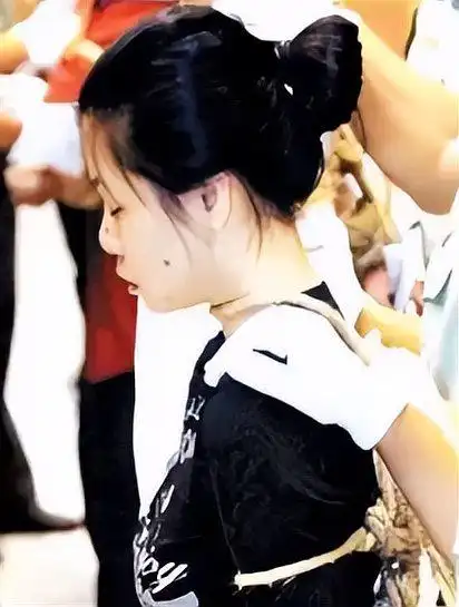 2005年,死刑犯程秀丽被押赴刑场-度小视