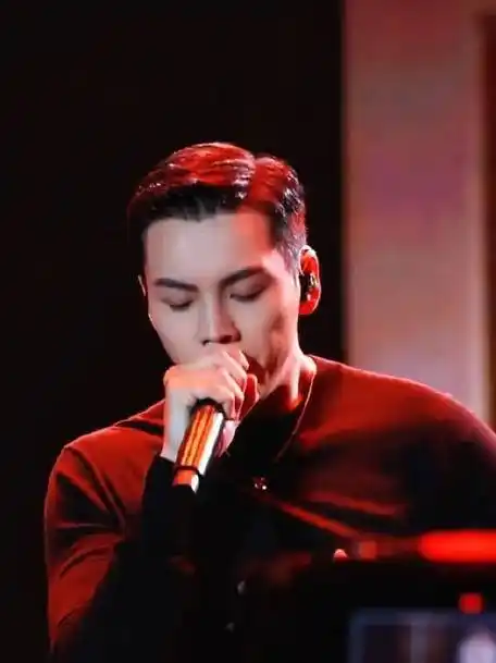 就喜欢陈伟霆这种不花哨的,发型干净利落,穿着简单有型