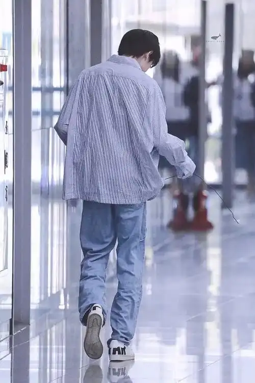 宋亚轩背影安全感