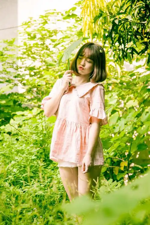 清纯短发少女开心游园日记主题写真