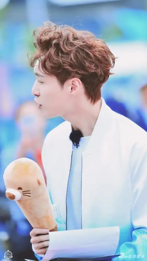 张艺兴解锁新发型 红色卷发似"小绵羊"