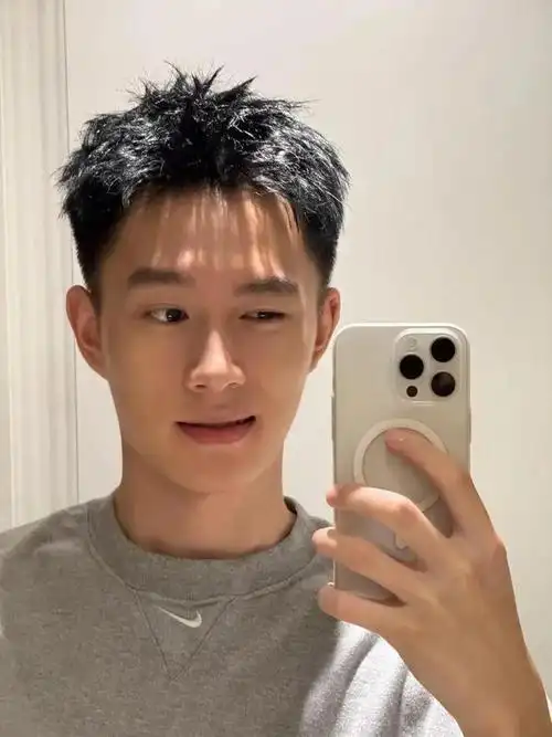 男生夏天别乱剪发型了,留这3款"露额"短发,帅气提升颜值!