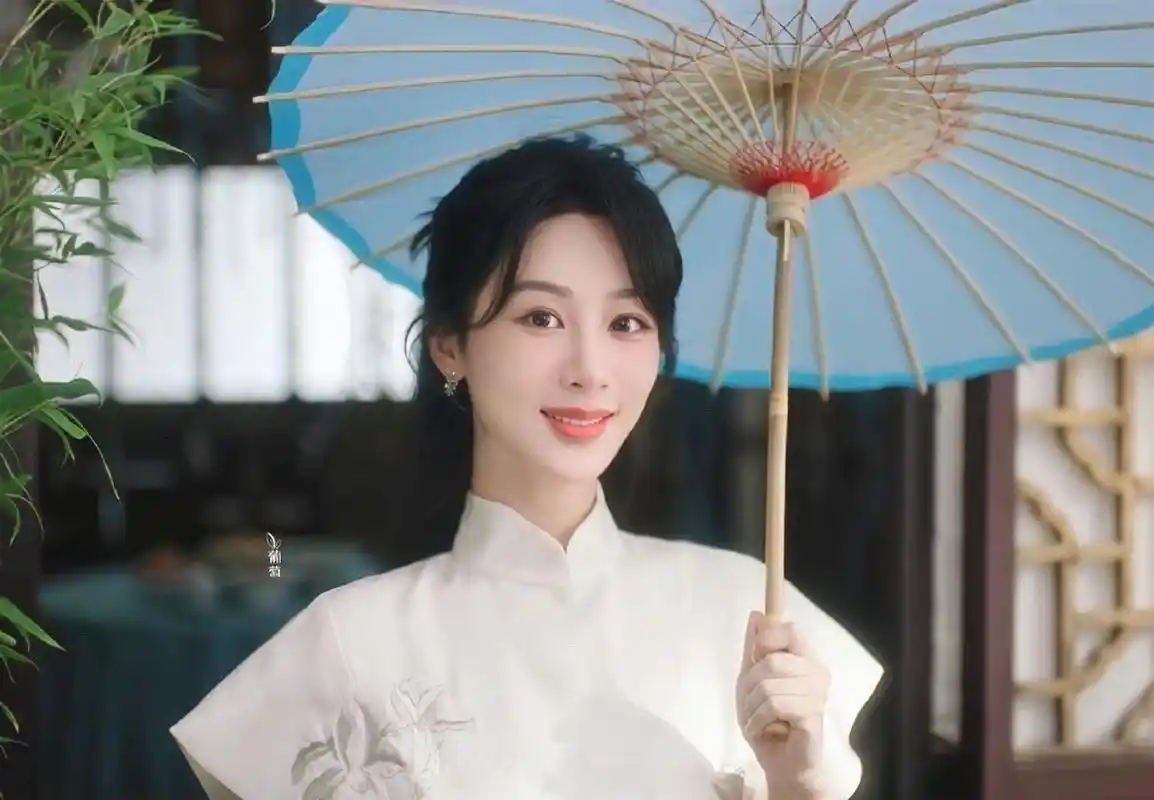 杨紫穿旗袍了#杨紫旗袍造型韵味十足,气质狠狠拿捏住了呀,真的很热怂