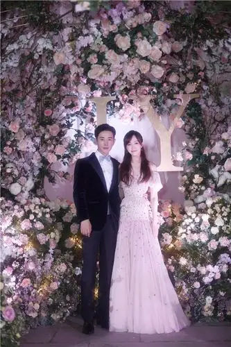 为chloégirl唐嫣定制唯美的婚礼晚宴礼服