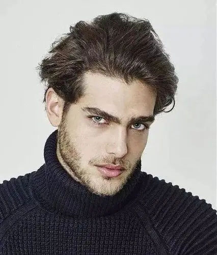 驾驭波浪卷发的脸型可长可方,如果你的额头较宽,可以试试像背头一样地