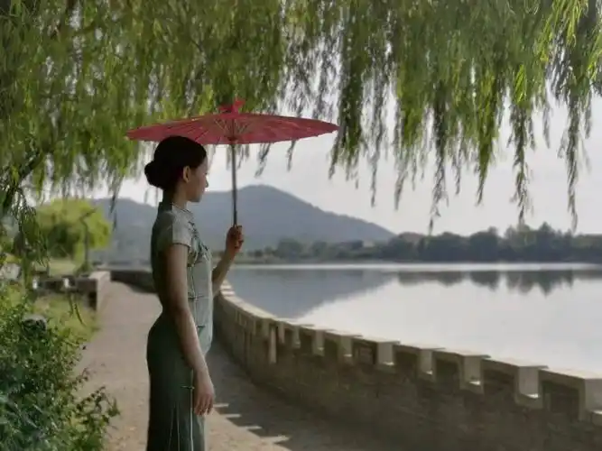 快来邂逅这位撑着油纸伞的湘乡姑娘.