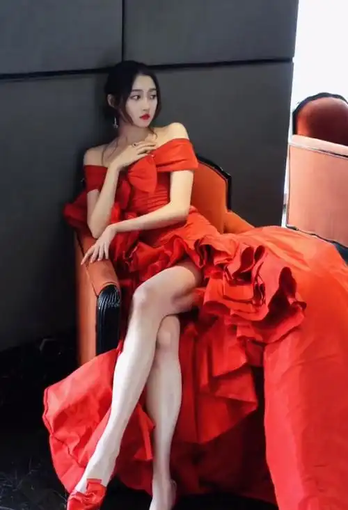 24岁关晓彤风格变成熟,穿开叉露肩红裙跨年,全程用手捂住胸口