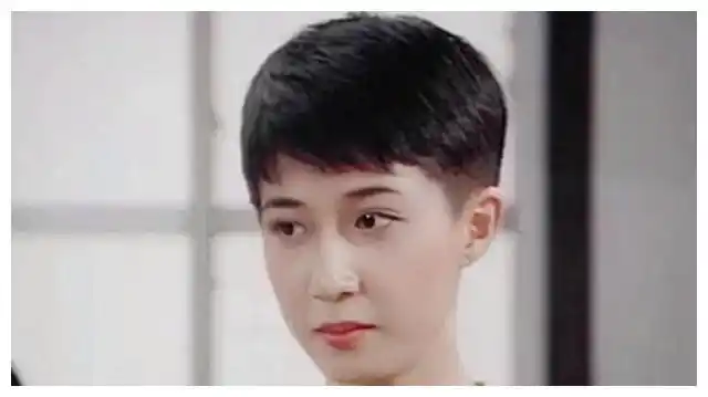 吴绮莉晒自己18岁旧照,一头短发超有灵气,网友:难怪曾迷倒成龙