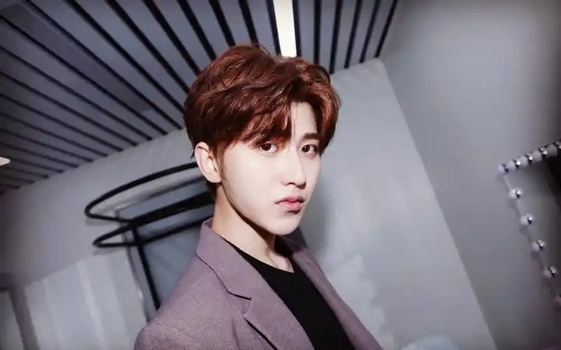 魅力时尚蔡徐坤壁纸他的回眸太迷人