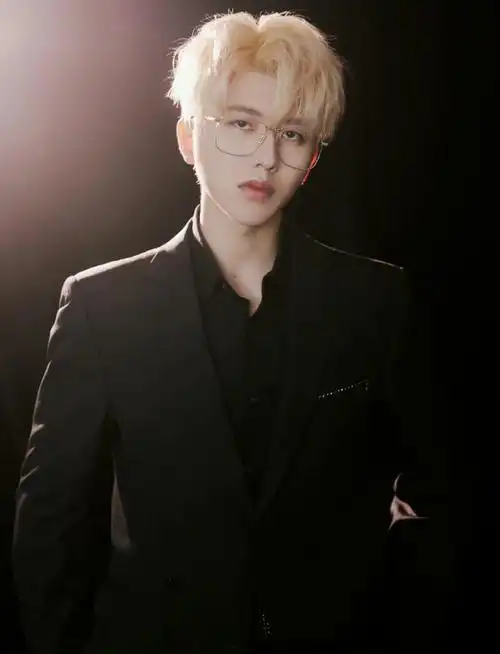 蔡徐坤金发西装墨镜随拍 这谁看了不迷糊啊