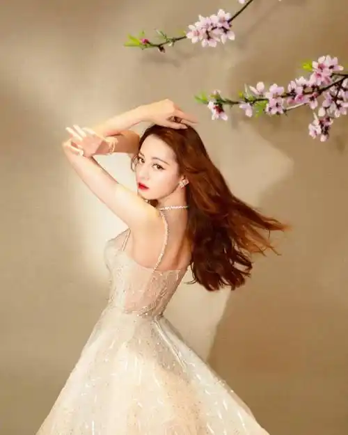 原创时隔近4个月迪丽热巴终于营业晒出自拍闭眼嘟嘴卖萌超可爱