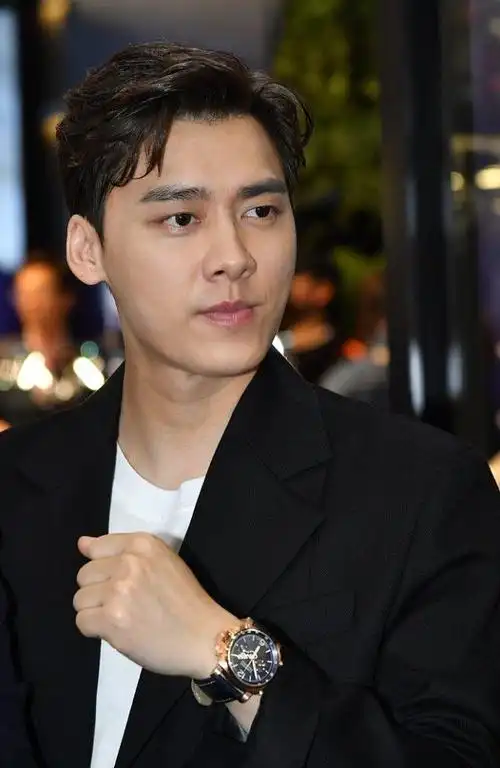 李易峰的生图显的有点胖,但穿西服很帅气,看着更稳重了