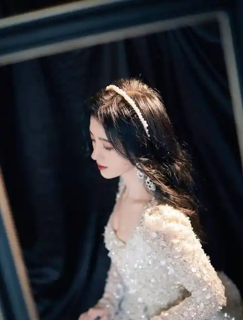 鞠婧祎身着白色亮片礼服,搭配珍珠发饰现身红毯,仙气飘飘似公主_女生