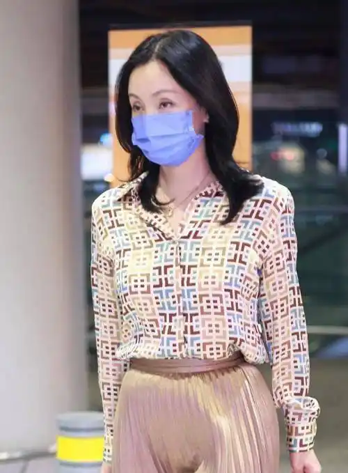 陶虹也难逃"中年发福",幸好靠穿搭能加分,但素颜看着有点憔悴_面料