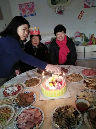 今天是妈妈的生日,家里洋溢着喜庆气氛,高朋满座,推杯换盏,庆祝母亲的
