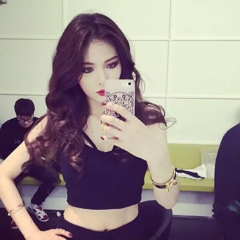 金泫雅任ck内衣大使,彰显玲珑有致好身材,私服性感而又高级