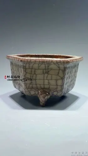 哥窑黄釉瓷开片三足香炉