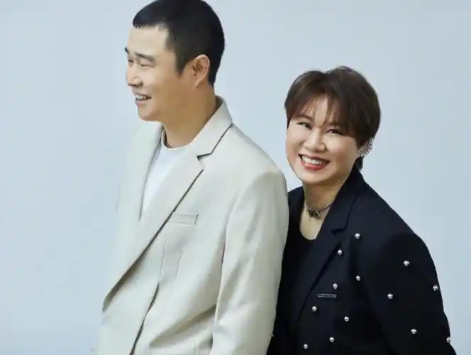 小沈阳夫妻甜蜜比心秀幸福,结婚18年依旧喊老婆大宝,恩爱如初