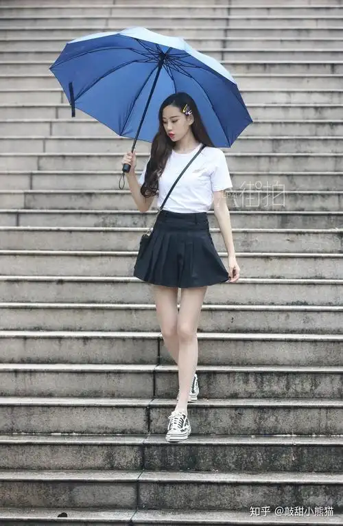 肉色丝袜搭配运动鞋好看吗