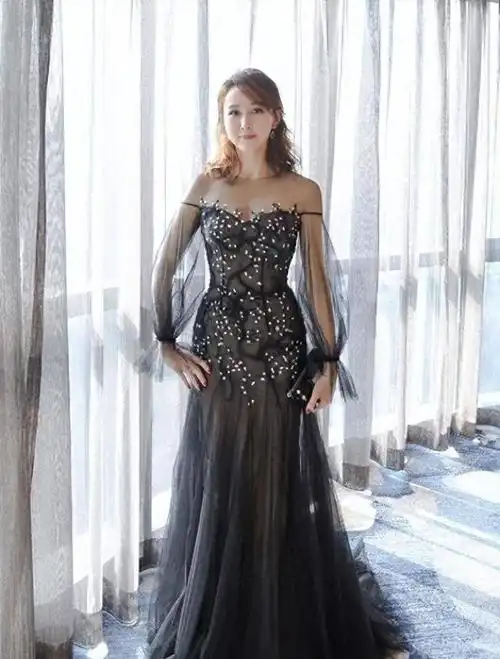 身材很有"料"!45岁胡静美貌十足,女人味十足