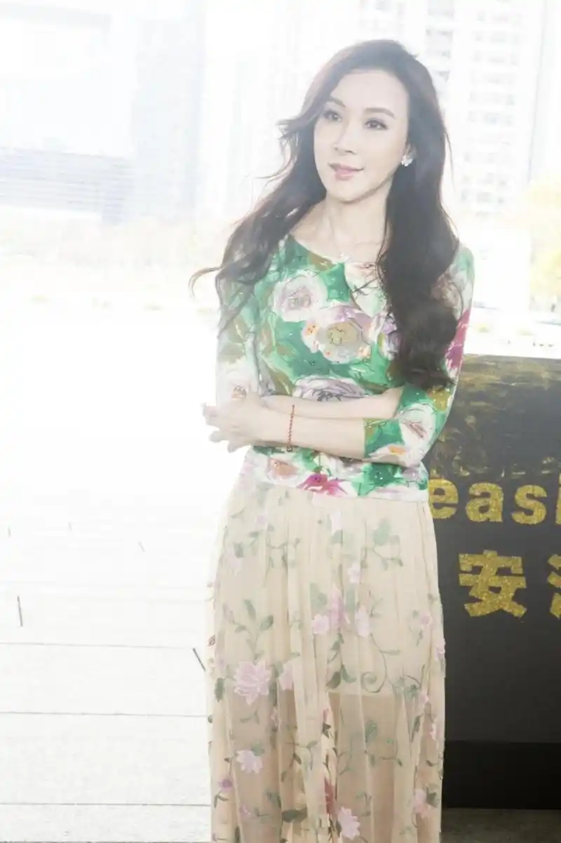 萧蔷厉害了穿白色黑色连衣裙出席活动凸显出了苗条身材