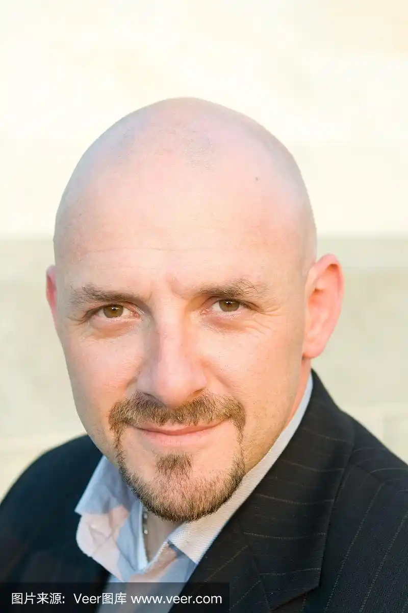 30岁的光头山羊胡看着镜头