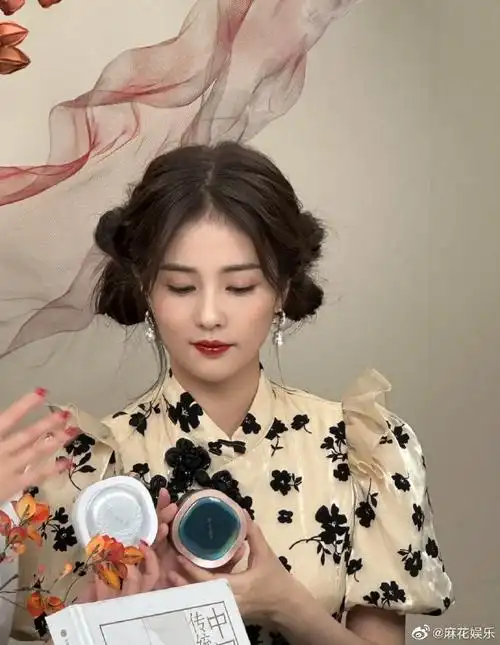 白鹿双丸子头造型##白鹿印花旗袍造型