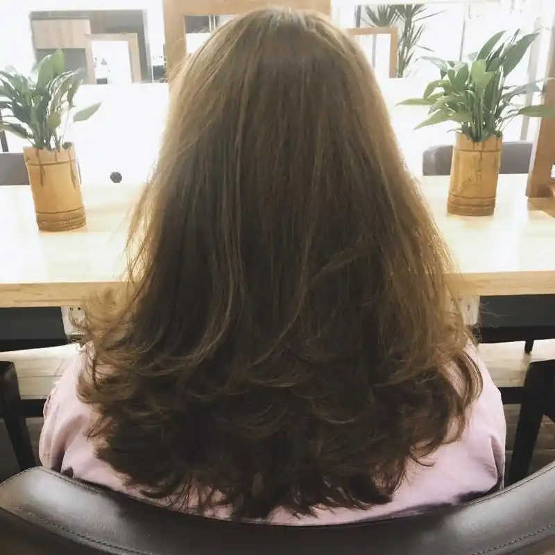 闷青亚麻色,就是一款头发的颜色,在最近里很流行,这款闷青亚麻色很