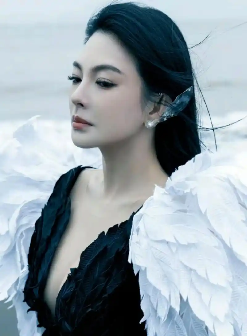 张雨绮长相明艳大方,财阀千金妆也是绝绝子,姐姐还可以解锁多种角色