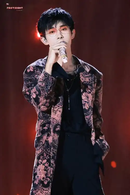 的玫瑰彩排vlog#易烊千玺超话站子多的好处第n回插兜帅照360度欣赏