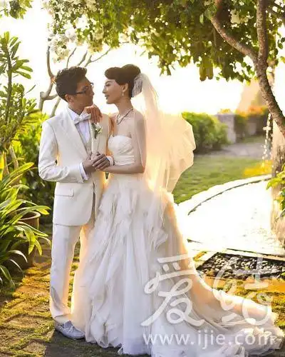 爱结网主编金婷婷爱结网专题编辑方静最打动我的是那张照片,四件婚纱