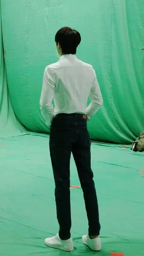 玫瑰的名字2021-02-21 12:28:35赞 (39)回应天啊,那个背影居然是许凯!