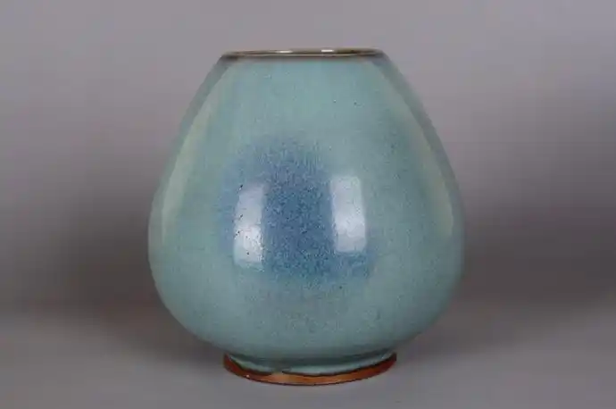 元代钧窑鸡心罐,造型简约大方,天蓝釉,腹上一深蓝窑变点缀,釉面如雨过