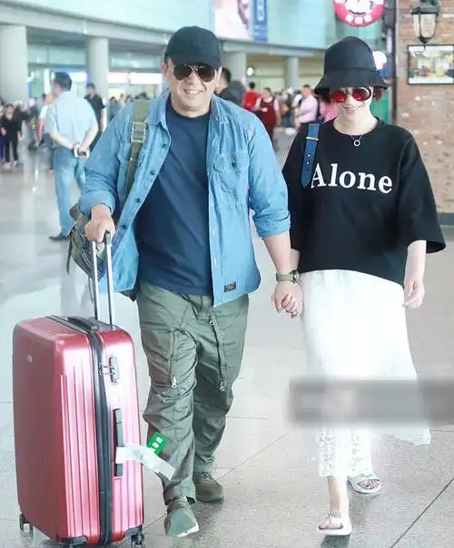 李小冉老公上热搜是怎么回事 两人冲镜头露婚戒高调秀恩爱