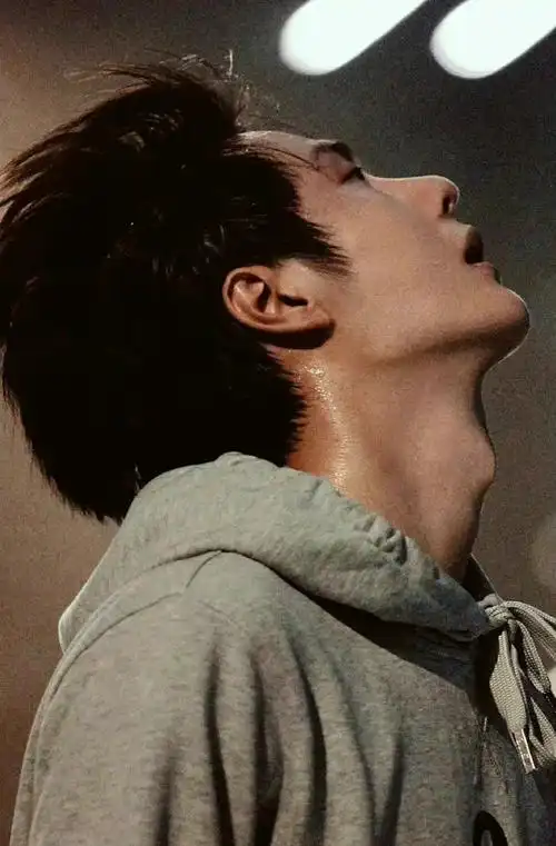 王一博喉结好苏