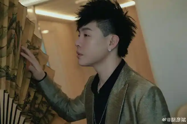 胡彦斌发这么多微博是有什么心事吗##谁说胡彦斌唱不了月光