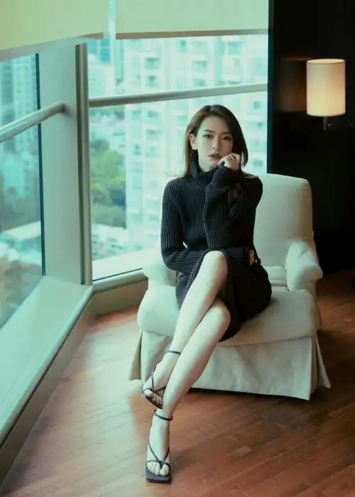 戚薇一身长袖针织裙,简直时尚与美丽共存,网友:长腿太夺目!