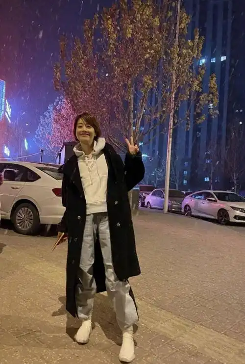 47岁马伊琍活得真实!白卫衣搭粉裤清新减龄,毛衣起球照样时髦