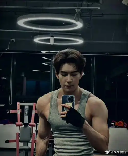 男明星肌肉照