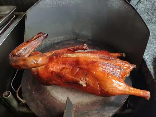 看到这只烧鹅挺是心动,斩一斤带上吧.