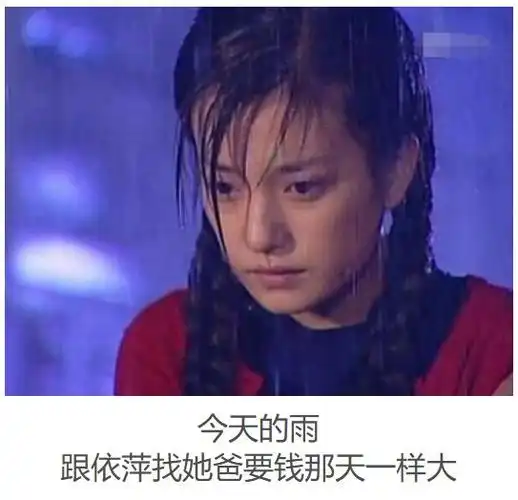 小学生突然倒在积水中,这种雨中的危险看不见!