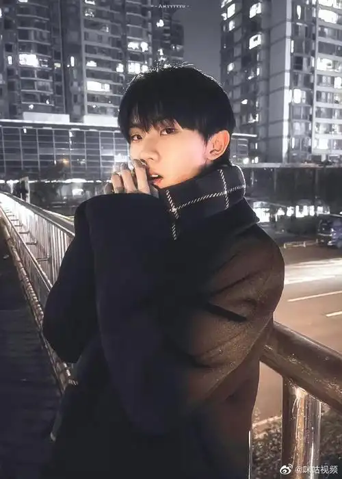 咪咕星鲜事##马嘉祺黑色风衣上班路透