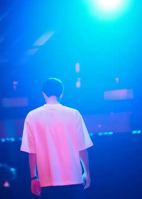 来一组背影照  安全感满满#王一博