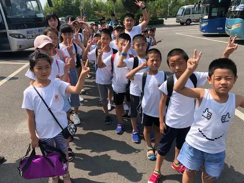 鸿飞艺术学校红色之旅烈士陵园公祭活动和东方巨龟苑春季踏青研学之旅